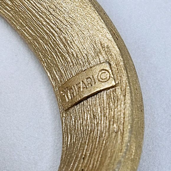 Crown Trifari Ribbon Brooch Vtg Swirl Loop Textured Gold Tone Estate Jewelry Pin - Picture 5 of 9